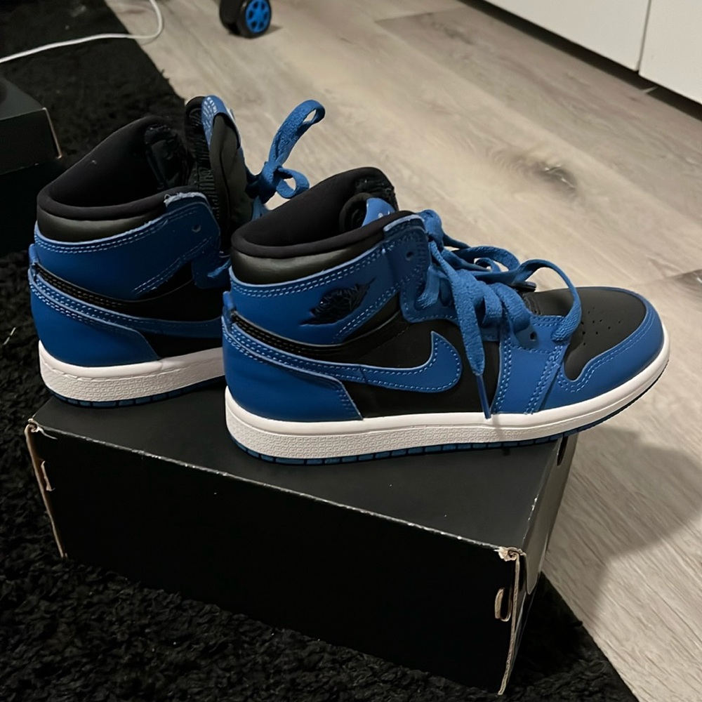 Jordan retro 1 high OG’s Size 1Y. Worn once. Perfect condition.